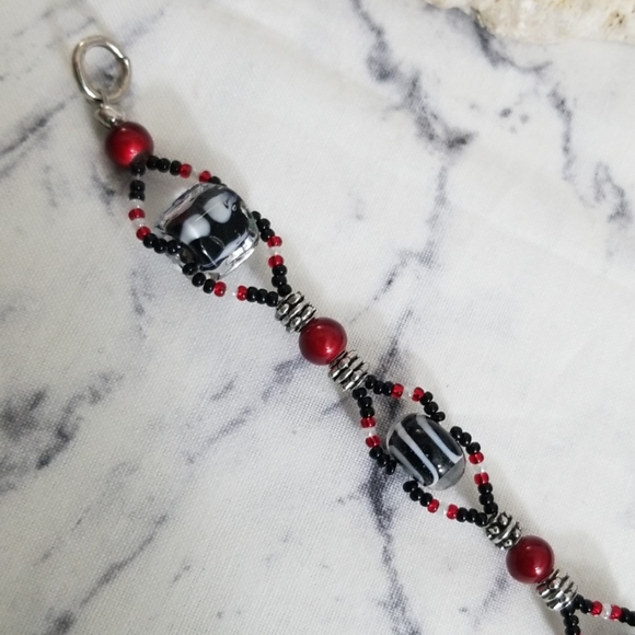 Geometric black & red glass beaded bracelet - Picture 4 of 8